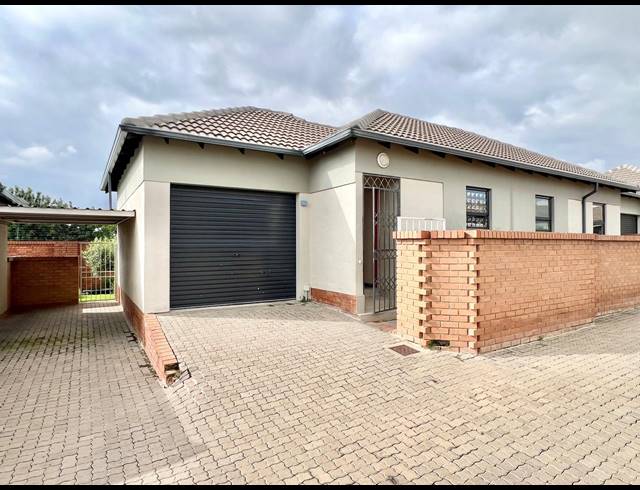 3 BEDROOM TOWNHOUSE FOR SALE IN THE REEDS